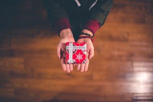 Should You Give a Gift to a New Neighbor?