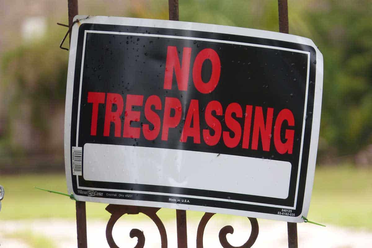 no trespassing sign