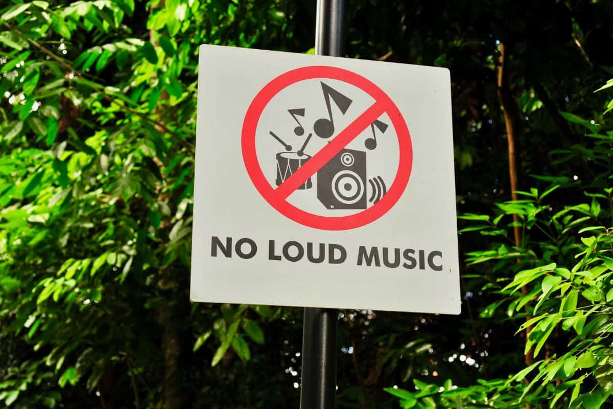 No loud music signage